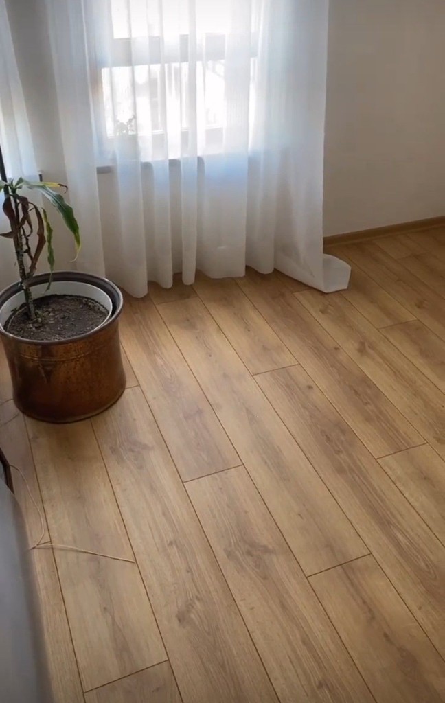 Pendik / İstasyon Caddesi için SPC ve laminat karşılaştırması